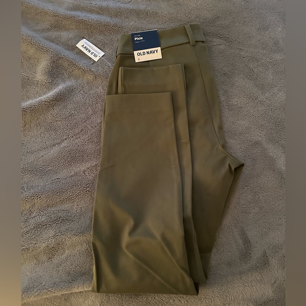 Old Navy Pixie Pants NWT Size 2 Olive Green, High-Rise, Ankle